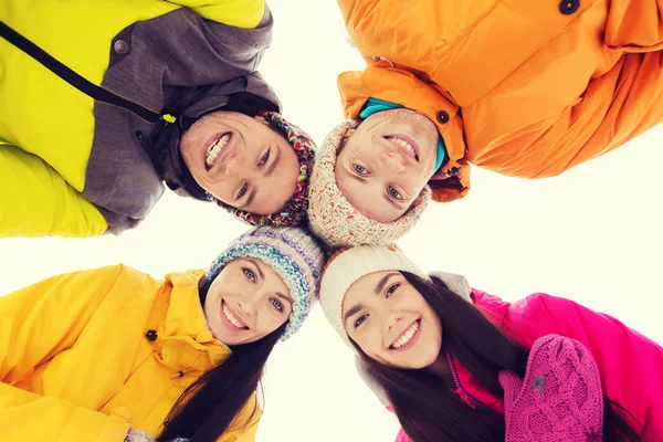 Glückliche Freunde in Winterkleidung im Freien — Stockfoto