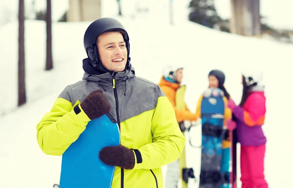 Amigos felizes em capacetes com snowboards — Fotografia de Stock