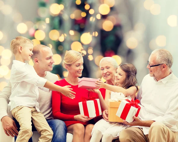 Lachende familie met geschenken — Stockfoto