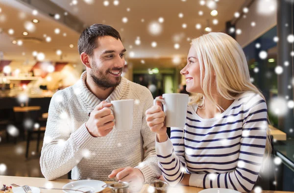 행복 한 부부 모임 및 차 또는 커피를 마시는 — 스톡 사진