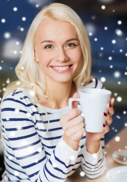 Glad ung kvinna dricker te eller kaffe — Stockfoto