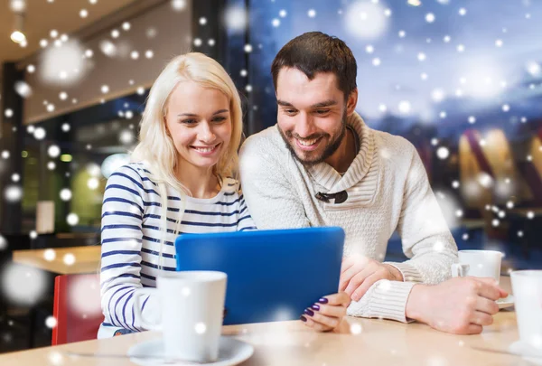Szczęśliwa para z komputera typu tablet i kawy w kawiarni — Zdjęcie stockowe