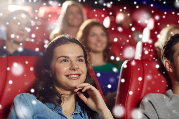 Mulher feliz assistindo filme no teatro — Fotografia de Stock