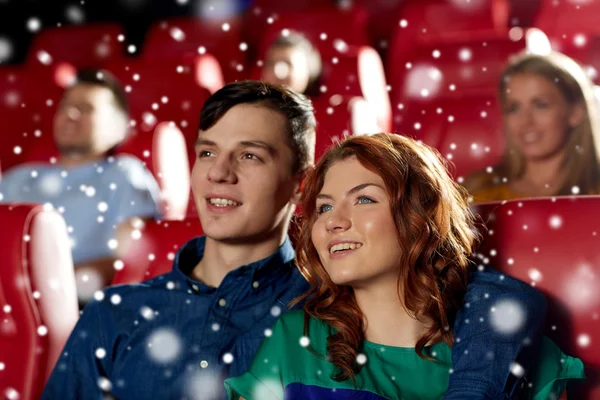 Happy couple watching movie in theater — Stock Photo, Image