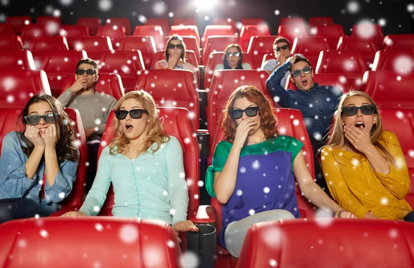 Vrienden kijken naar horrorfilm in 3D-theater — Stockfoto