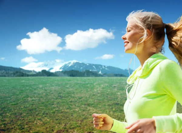 Mujer deportiva feliz corriendo o trotando al aire libre —  Fotos de Stock