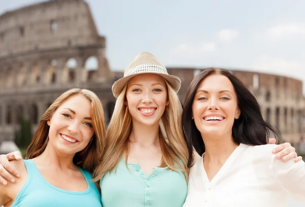 Group of happy young women over coliseum — Zdjęcie stockowe
