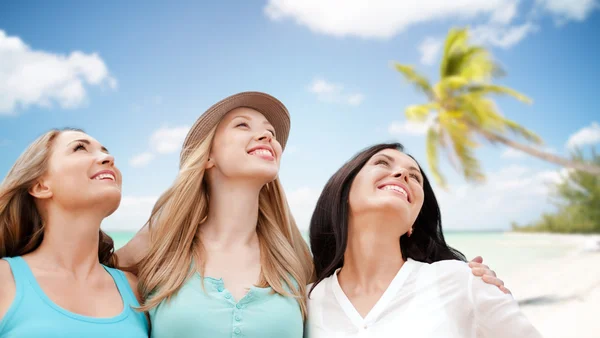 Group of happy young women over summer beach — Stock fotografie