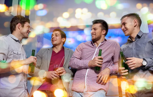 Skupina mužů přátel s pivem v nočním klubu — Stock fotografie