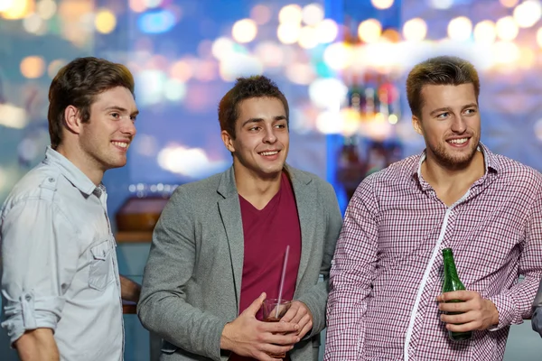 Gruppo di amici maschi con birra in discoteca — Foto Stock