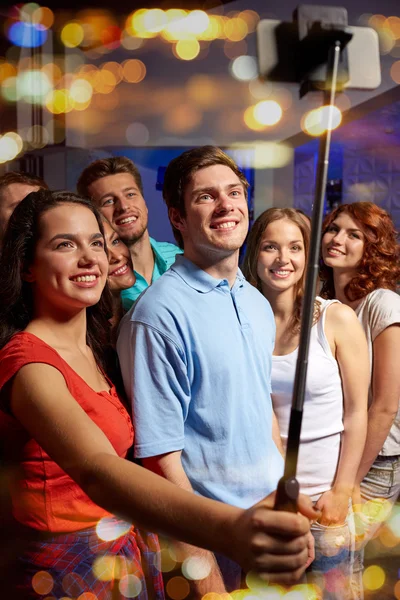 Friends with smartphone taking selfie in club — Stock Photo, Image