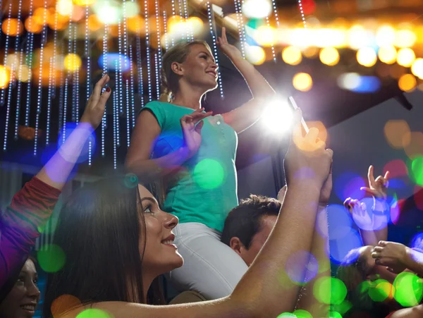 Vänner med smartphone tar bild på konsert — Stockfoto