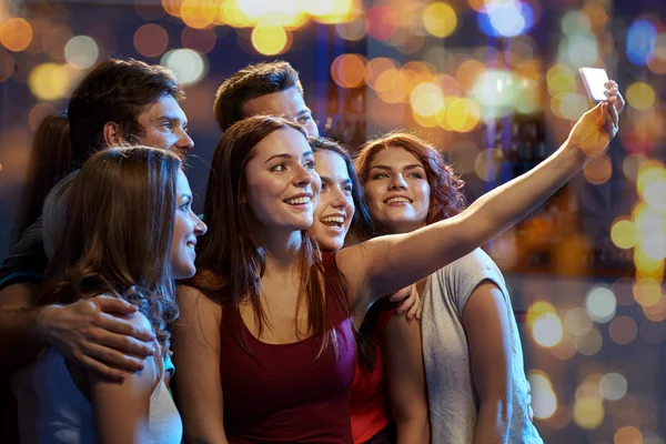 Amici con smartphone scattare selfie nel club — Foto Stock