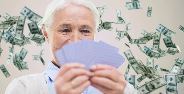 Primer plano de la mujer mayor feliz jugando a las cartas — Foto de Stock