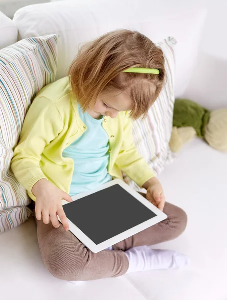 Petite fille avec tablette à la maison — Photo