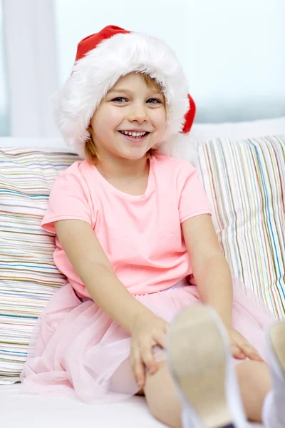 Sorrindo menina em santa chapéu em casa — Fotografia de Stock