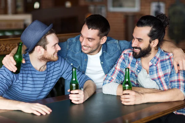 Happy male friends drinking beer at bar or pub — Stock Photo, Image