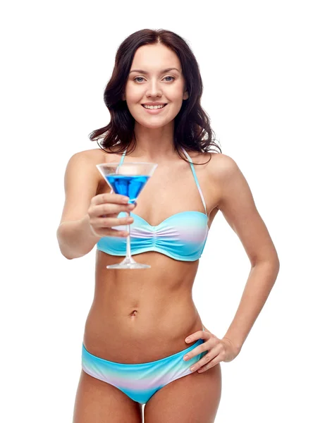 Happy young woman in swimsuit drinking cocktail — ストック写真