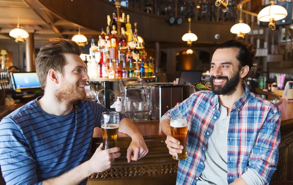 幸せの男性の友人でビールを飲みながらバーやパブ — ストック写真