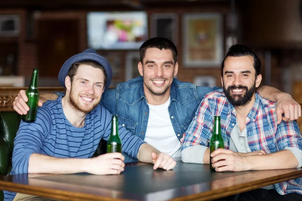 Glückliche männliche Freunde, die Bier in der Bar oder Kneipe trinken — Stockfoto