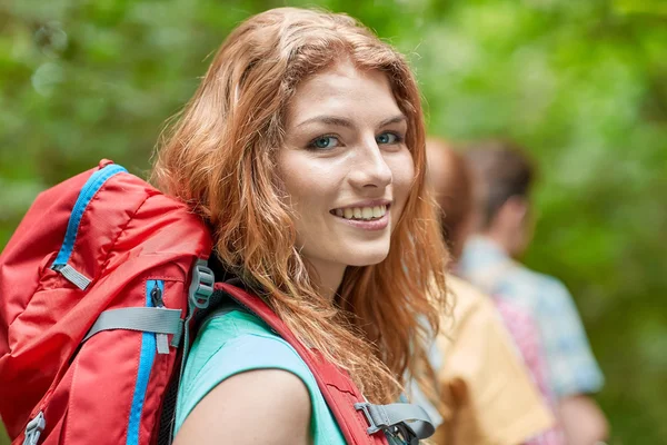 Hiking sırt çantaları ile gülümseyen arkadaş grubu — Stok fotoğraf