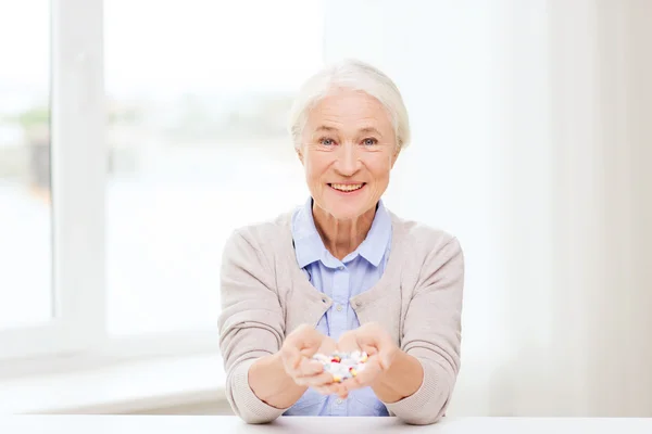 Heureuse femme âgée avec des médicaments à la maison — Photo