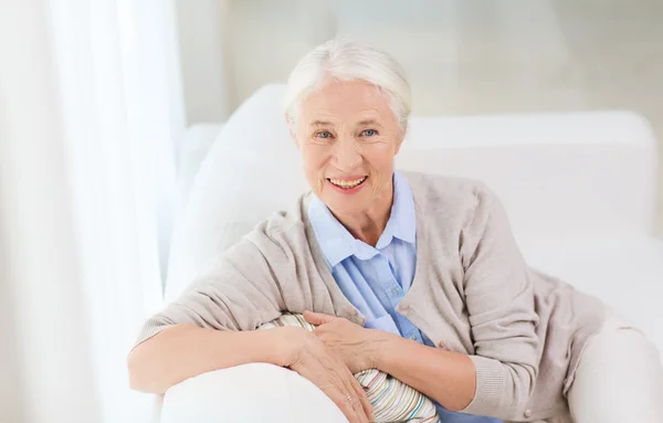 Felice donna anziana faccia a casa — Foto Stock