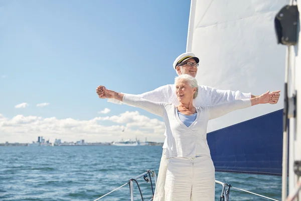 Senior couple enjoying freedom on sail boat in sea — Stock Photo, Image