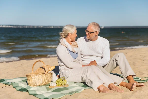 Glückliches Senioren-Paar plaudert am Sommerstrand — Stockfoto