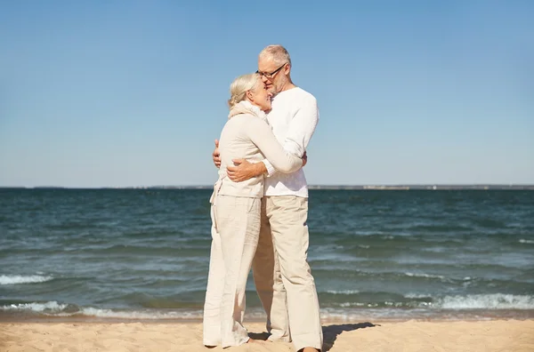 행복 한 수석 커플 여름 해변에서 포옹 — 스톡 사진