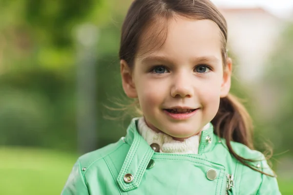 Happy krásná malá holka portrét venku — Stock fotografie