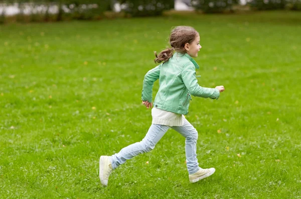 Ευτυχισμένη κοριτσάκι τρέχει στο πεδίο πράσινο το καλοκαίρι — Φωτογραφία Αρχείου
