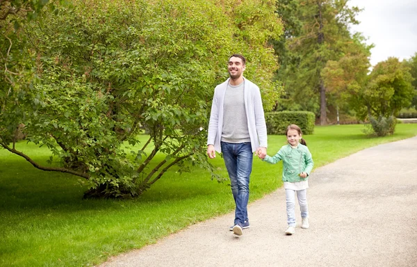 Familia feliz caminando en el parque de verano —  Fotos de Stock