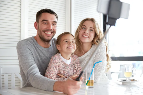 Família feliz tomando selfie no restaurante — Fotografia de Stock