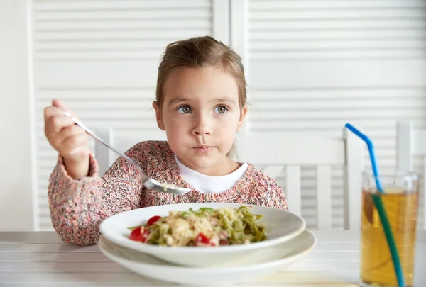 夕食のレストランでパスタを食べる女の子 — ストック写真