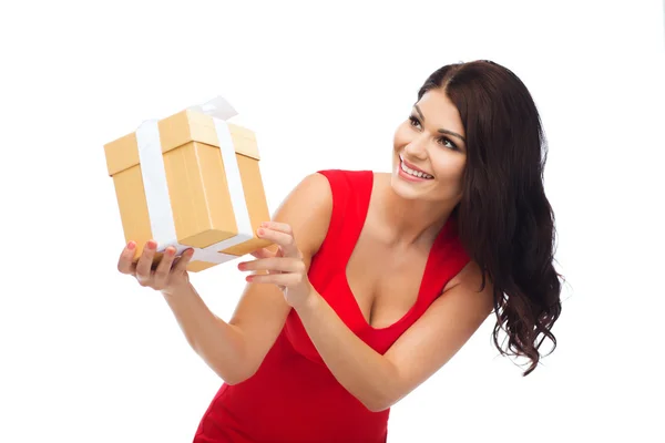 Красивая сексуальная женщина в красном платье с подарочной коробкой — стоковое фото