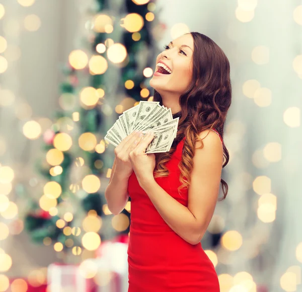 Kvinna i röd klänning med oss dollar pengar — Stockfoto