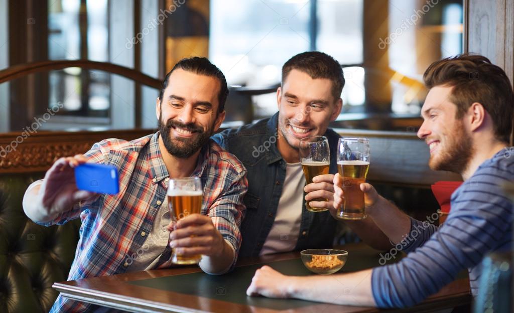 amigos tomando selfie y bebiendo cerveza en el bar — Foto de stock