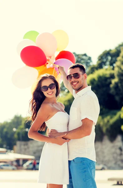 Casal sorridente na cidade — Fotografia de Stock