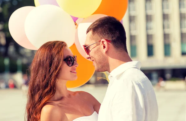 Pareja sonriente en la ciudad — Foto de Stock