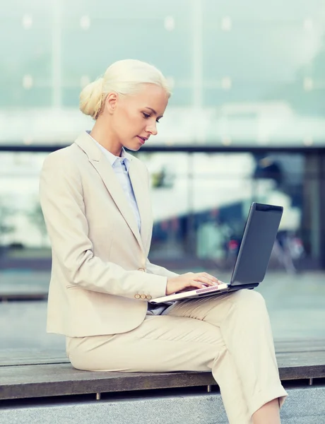 Femme d'affaires travaillant avec ordinateur portable à l'extérieur — Photo