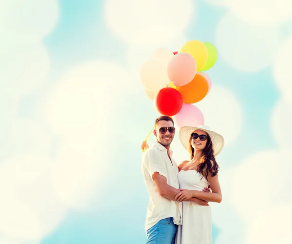 Χαμογελώντας ζευγάρι με αέρα μπαλόνια σε εξωτερικούς χώρους — Φωτογραφία Αρχείου