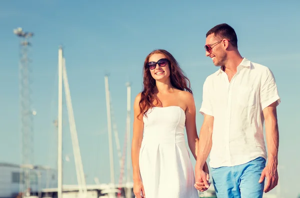 Pareja sonriente en la ciudad —  Fotos de Stock