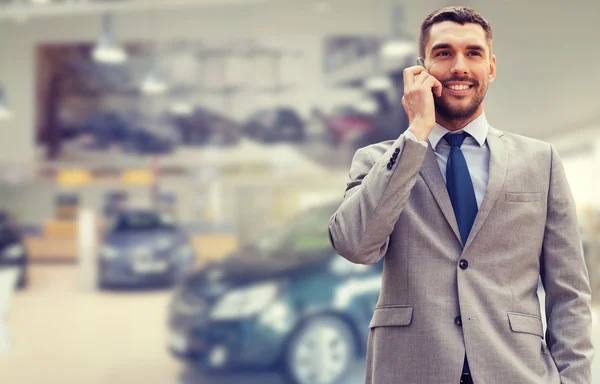 Uomo d'affari sorridente che parla su smartphone — Foto Stock