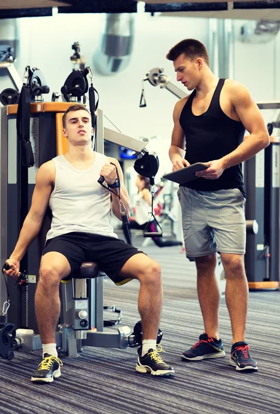 Man exercising on gym machine — Stock Photo, Image