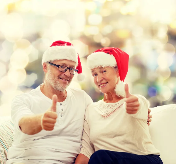 Gelukkige senior paar in santa helper hoeden — Stockfoto