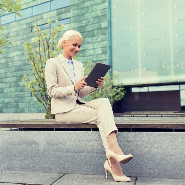 Mujer de negocios sonriente con tableta pc al aire libre —  Fotos de Stock