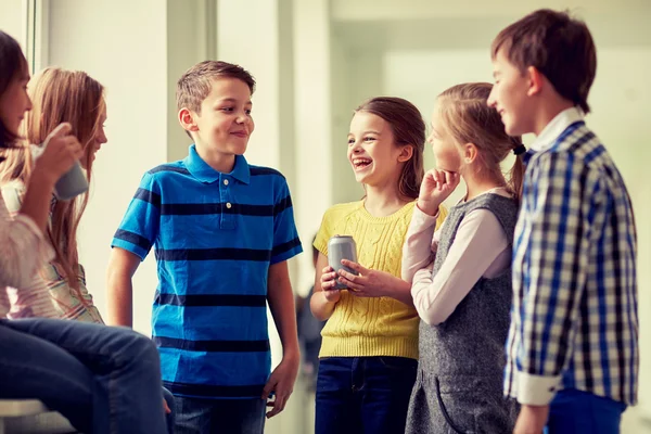 Groep van school kids met soda blikjes in gang — Stockfoto