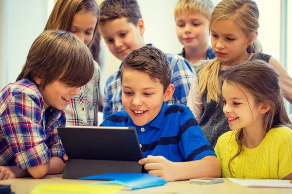 Groep van school kids met tablet pc in klas — Stockfoto