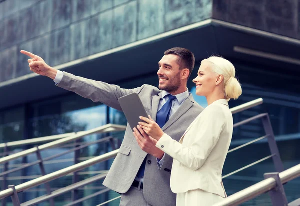 Hombres de negocios sonrientes con tableta pc al aire libre —  Fotos de Stock